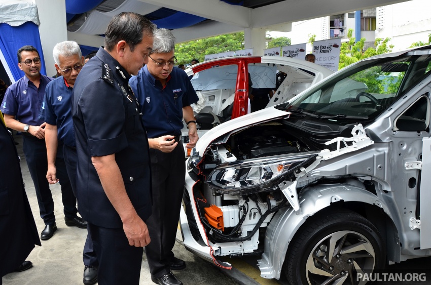 Proton hands over a brand-new Persona, engine and transmission to PDRM for research, training purposes 713085