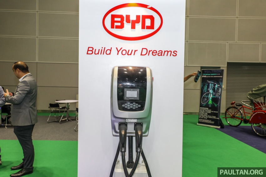 BYD e6 electric vehicle shown at IGEM 2017 – 121 hp, 450 Nm, 400 km range, available for fleet buyers only 722072
