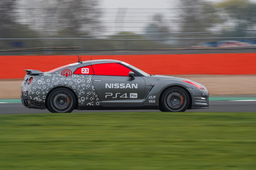 Nissan GT-R /C – driven with a DualShock 4 controller 722545