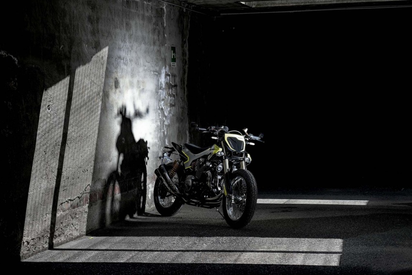 Valentino Rossi gets Yamaha XJR1300 and it’s “Mya” 740655