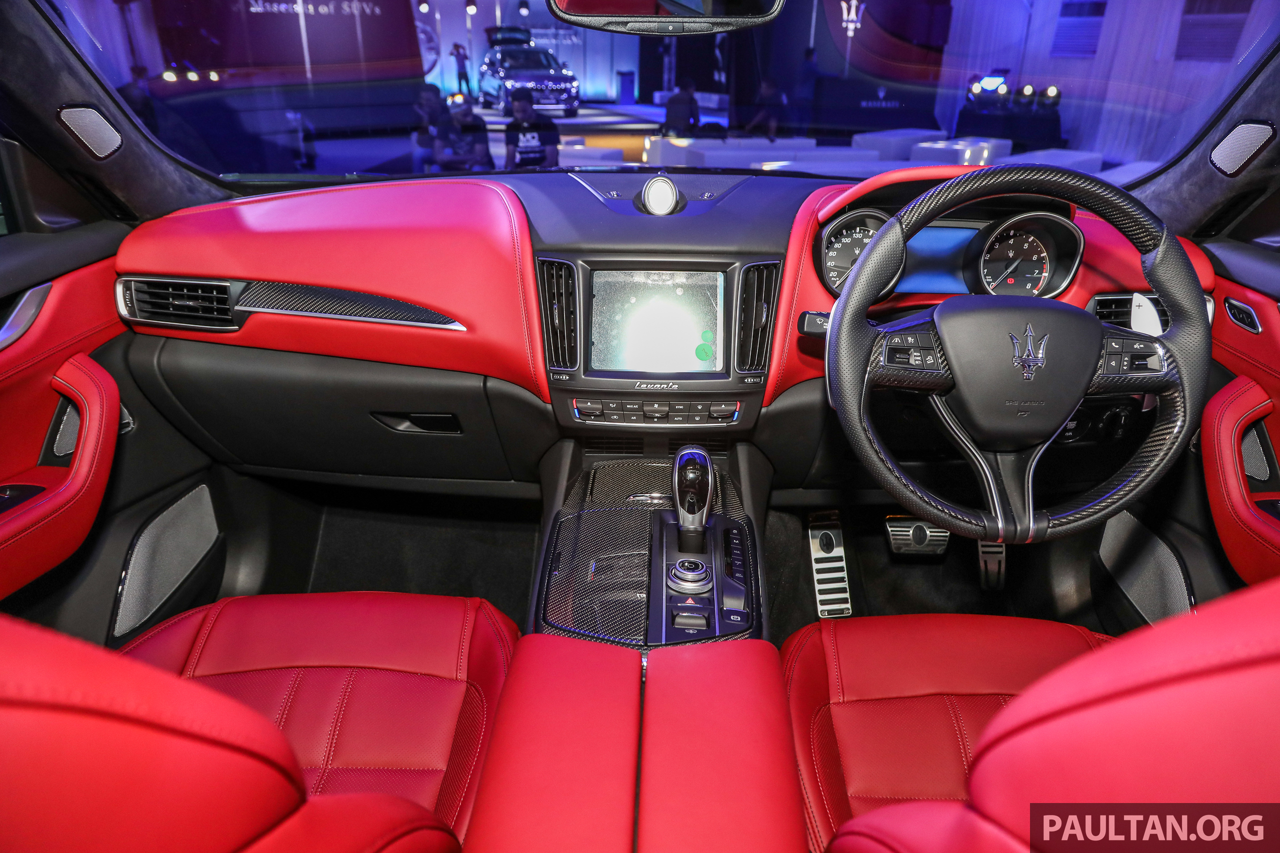 Салон мазерати. Maserati Levante красный салон. Maserati Levante красный красный салон. Мазерати Леванте салон внутри. Maserati Levante 2023 салон.