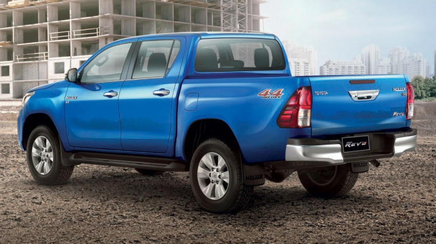 2018 Toyota Hilux facelift gets new Tacoma-style face 737635