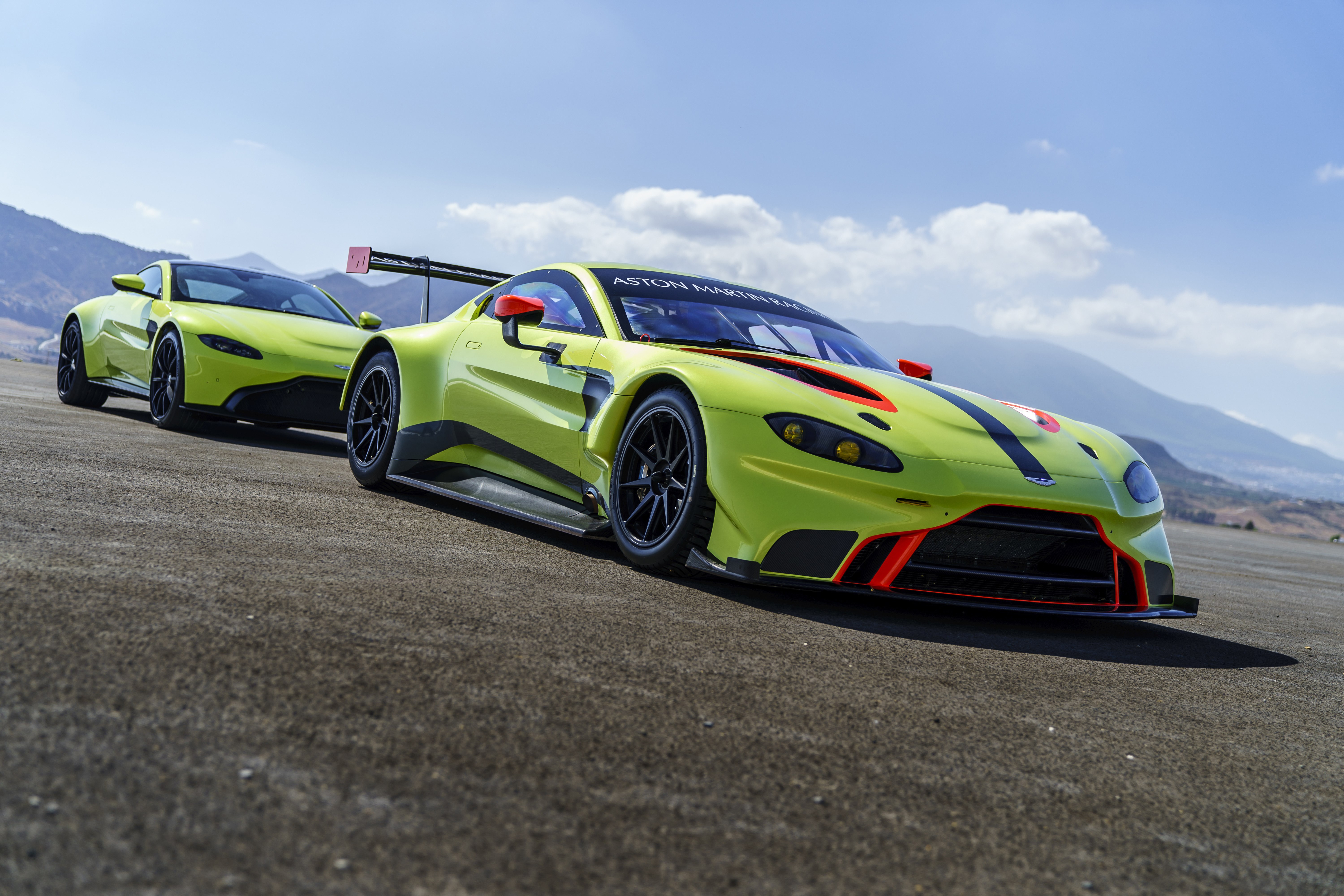Какая спортивная машина. Aston Martin Vantage GTE 2018. Aston Martin Vantage GTE 2020. Aston Martin гоночный.