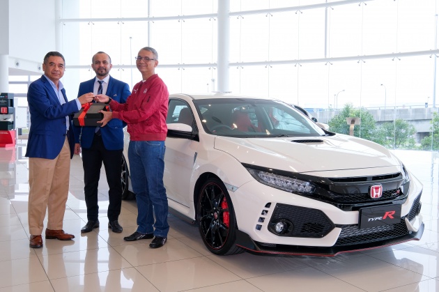 Honda Malaysia serahkan model hot hatch Civic Type R FK8 serba baharu kepada pelanggan pertamanya