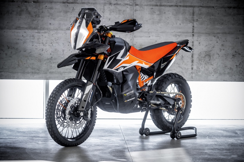 2017 EICMA: KTM 790 Duke “The Scalpel” – but is the KTM 790 Adventure R off-roader coming in 2019? 741050