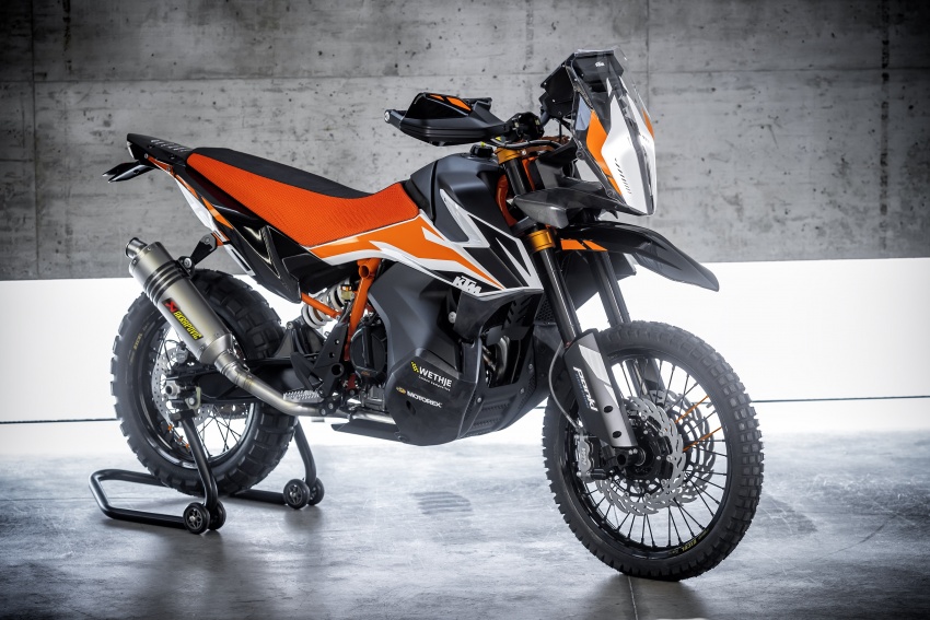 2017 EICMA: KTM 790 Duke “The Scalpel” – but is the KTM 790 Adventure R off-roader coming in 2019? 741051