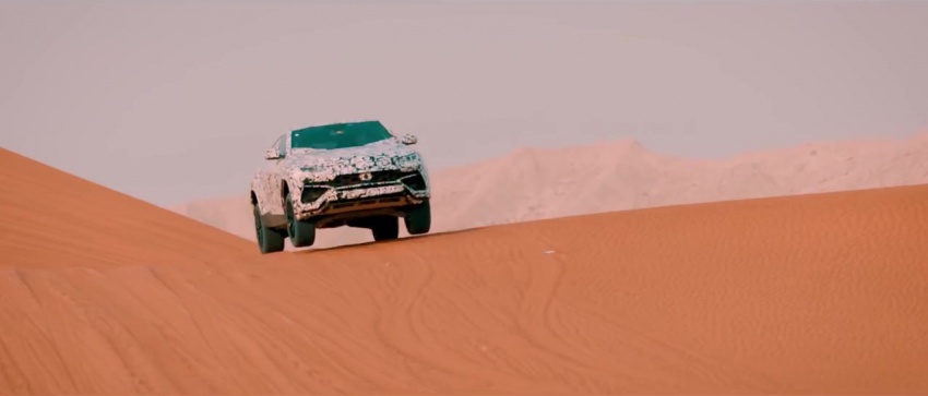 VIDEO: Lamborghini Urus drives through the desert 736421