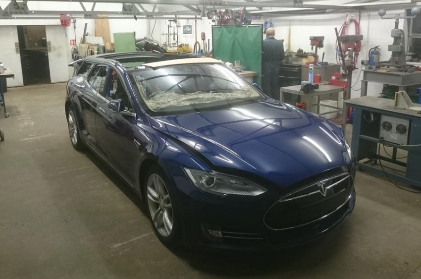 Tesla Model S wagon commissioned – space for dogs 738902