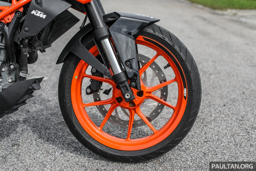 REVIEW: KTM 390/250 Duke – full-size or half pint? 750031