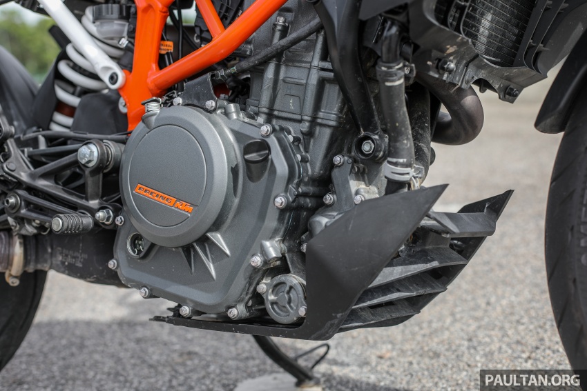 REVIEW: KTM 390/250 Duke – full-size or half pint? 750044