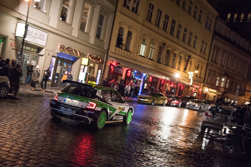 Skoda Motorsport rai kejayaan WRC 2 dan Krismas dengan ‘Taxi Ride’ bersama Fabia R5 di bandar Prague 753916