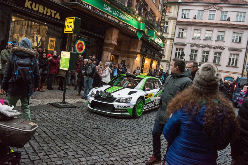 Skoda Motorsport rai kejayaan WRC 2 dan Krismas dengan ‘Taxi Ride’ bersama Fabia R5 di bandar Prague 753919