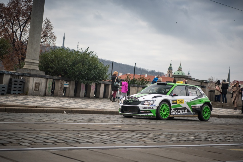 Skoda Motorsport rai kejayaan WRC 2 dan Krismas dengan ‘Taxi Ride’ bersama Fabia R5 di bandar Prague 753921