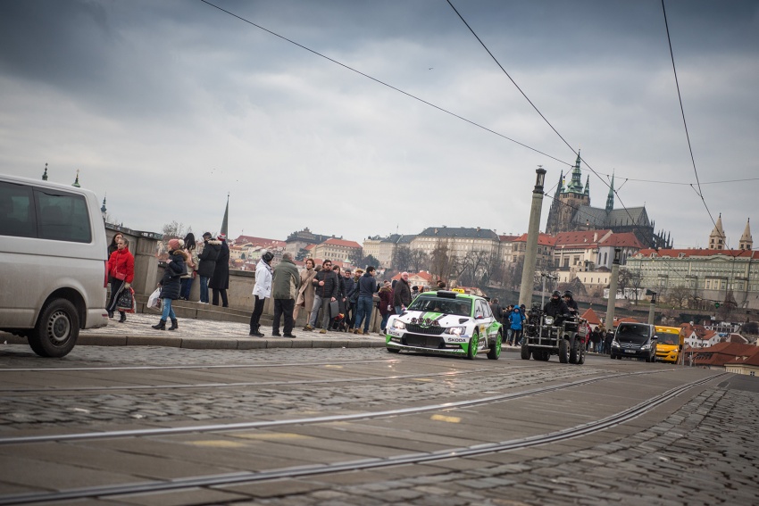 Skoda Motorsport rai kejayaan WRC 2 dan Krismas dengan ‘Taxi Ride’ bersama Fabia R5 di bandar Prague 753923