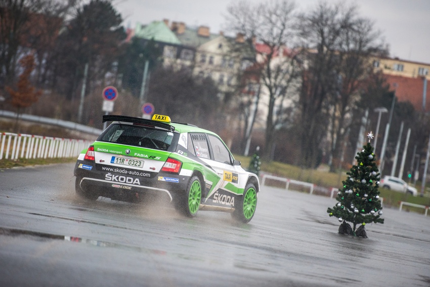 Skoda Motorsport rai kejayaan WRC 2 dan Krismas dengan ‘Taxi Ride’ bersama Fabia R5 di bandar Prague 753928