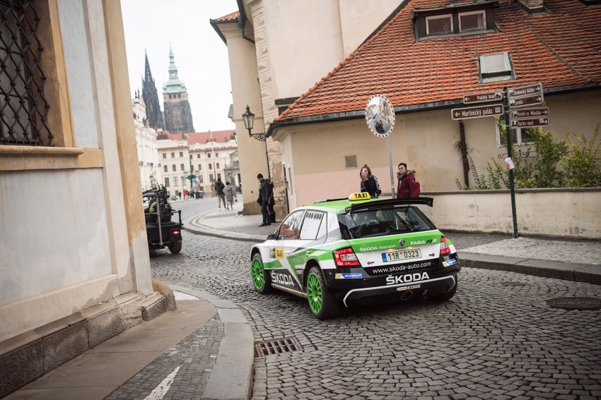 Skoda Motorsport rai kejayaan WRC 2 dan Krismas dengan ‘Taxi Ride’ bersama Fabia R5 di bandar Prague 753929