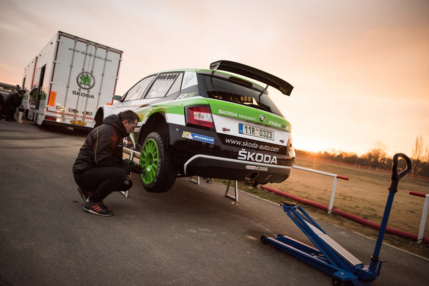 Skoda Motorsport rai kejayaan WRC 2 dan Krismas dengan ‘Taxi Ride’ bersama Fabia R5 di bandar Prague 753934