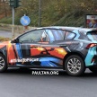 Ford siar <em>teaser</em> Focus 2018 – tampil rupa penuh, namun dengan pelekat penyamaran warna-warni