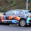 Ford siar <em>teaser</em> Focus 2018 – tampil rupa penuh, namun dengan pelekat penyamaran warna-warni