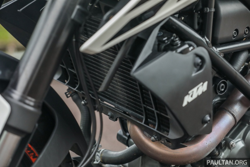 REVIEW: KTM 390/250 Duke – full-size or half pint? 750154