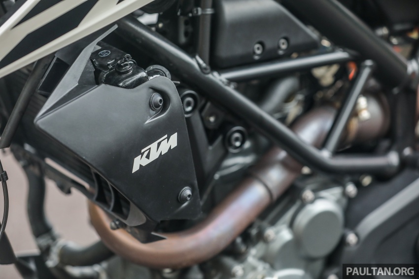 REVIEW: KTM 390/250 Duke – full-size or half pint? 750155