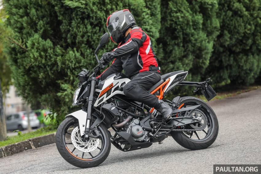 REVIEW: KTM 390/250 Duke – full-size or half pint? 750191