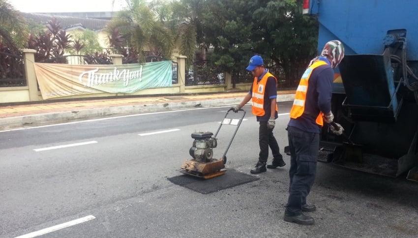 Reporting potholes in Selangor with the Waze app 749841