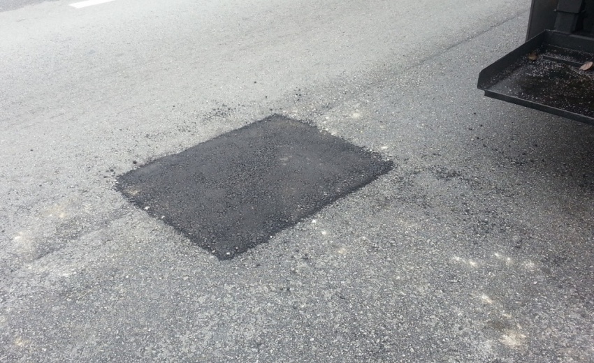 Reporting potholes in Selangor with the Waze app 749842