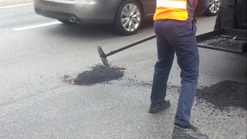 Reporting potholes in Selangor with the Waze app 749840