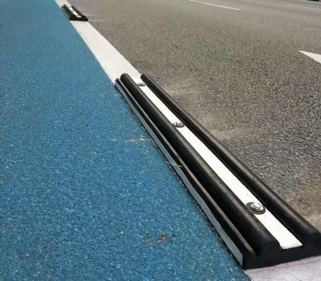 KL Cycling Corridor bike lane separators a danger?