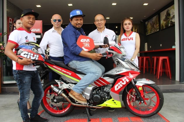 Givi buka pusat sehenti di JB, sampaikan hadiah Honda RS150R kepada pemenang peraduan Cielo Yuzy