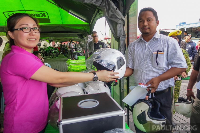 Kawasaki anjur kempen keselamatan di Plaza Tol Sg Besi – sedia pemeriksaan motosikal, helmet percuma 770709