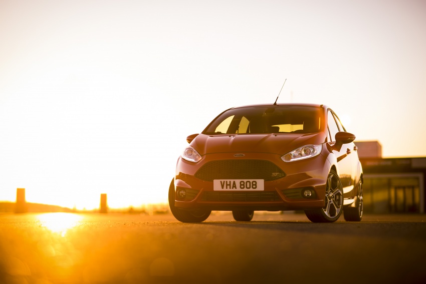 VIDEO: Ford Performance models battle it out on track 773301