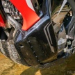TUNGGANG UJI: Honda CRF250 Rally mampu tunjuk lagak atas jalan <em>offroad</em>, santai atas jalan berturap