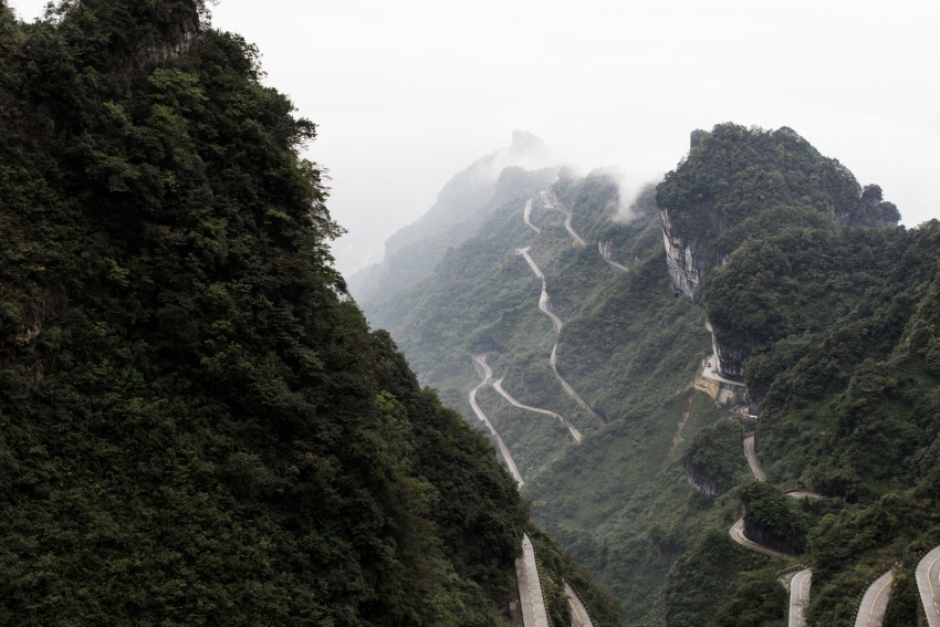 Range Rover Sport PHEV climbs China’s Dragon Road and Heaven’s Gate – 99 turns, 999 steps, 45 degrees 778104