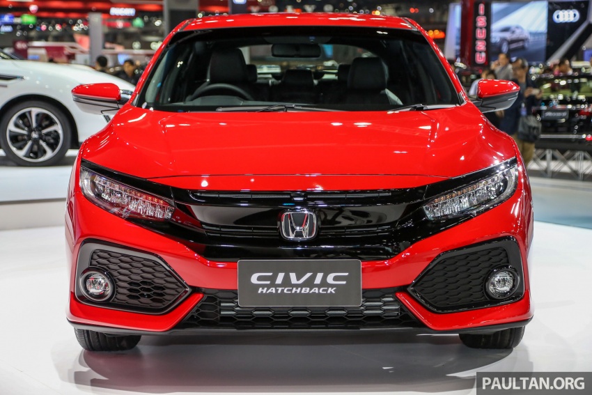 Bangkok 2018: Honda Civic Red Hatchback and Sedan 797355