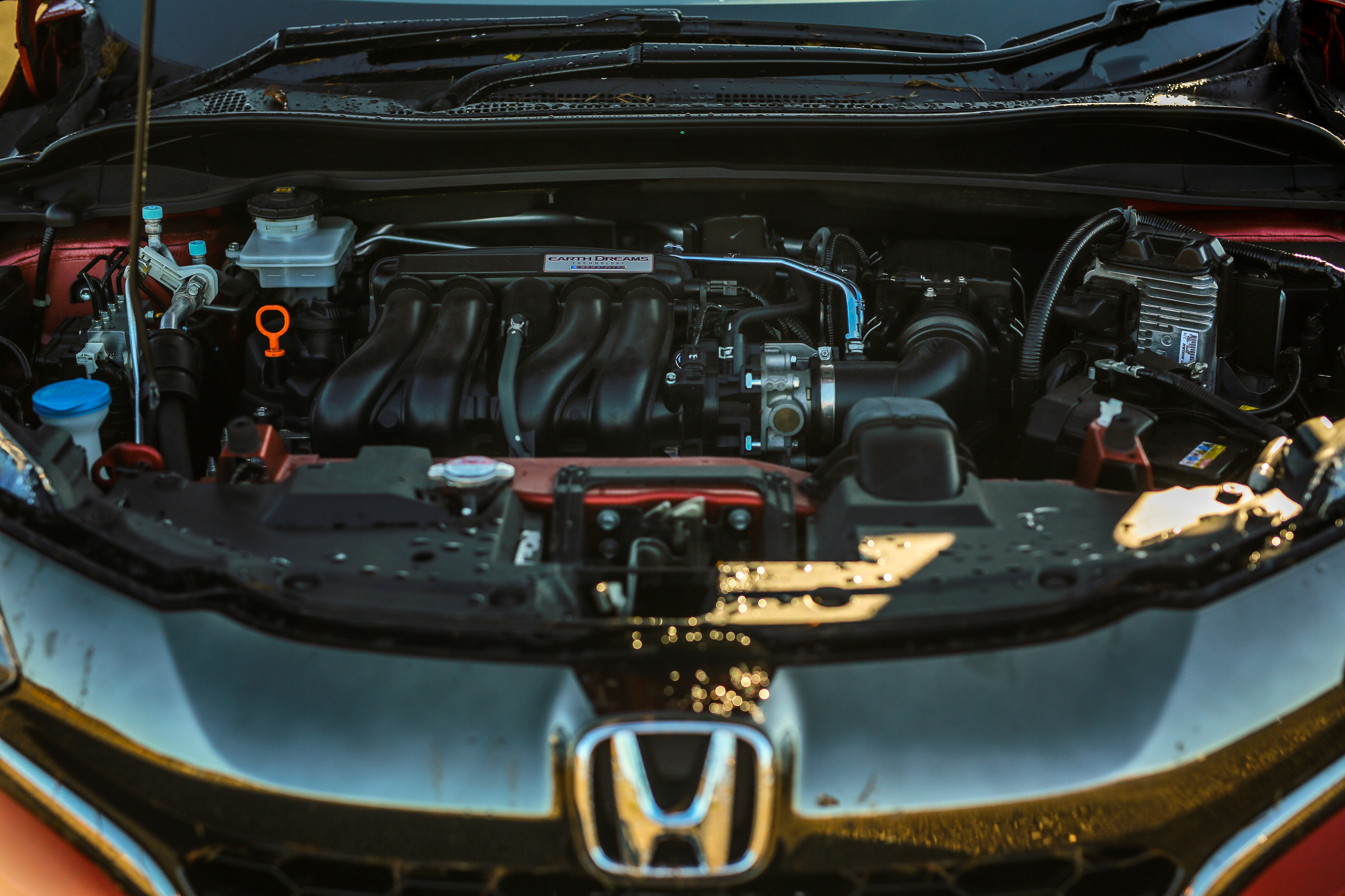 Хонда везел какое масло. Honda Vezel 2016 под капотом. Honda Vezel аккумулятор гибрида. Honda Vezel подкапотка. Honda HR-V под капотом.