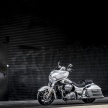 Indian Chieftain Elite Black Hills Silver – dicat khas menggunakan tangan, setiap unit ambil masa 25 jam