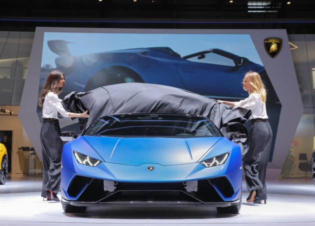 Lamborghini celebrates production of its 10,000th Huracan after four years; details of successor revealed