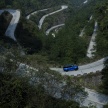 Range Rover Sport SVR challenges a Ferrari 458 Italia on Tianmen Road – 99 turns, 11.3 km uphill climb