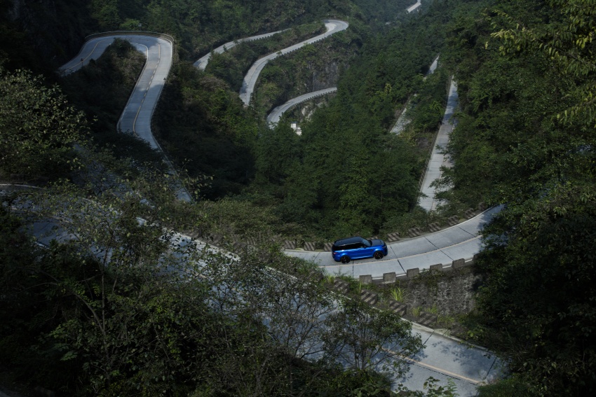 Range Rover Sport SVR challenges a Ferrari 458 Italia on Tianmen Road – 99 turns, 11.3 km uphill climb 790283