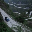 Range Rover Sport SVR challenges a Ferrari 458 Italia on Tianmen Road – 99 turns, 11.3 km uphill climb