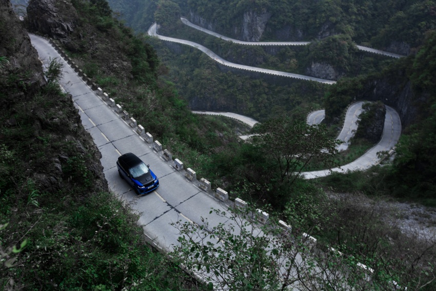 Range Rover Sport SVR challenges a Ferrari 458 Italia on Tianmen Road – 99 turns, 11.3 km uphill climb 790284