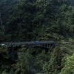 Range Rover Sport SVR challenges a Ferrari 458 Italia on Tianmen Road – 99 turns, 11.3 km uphill climb