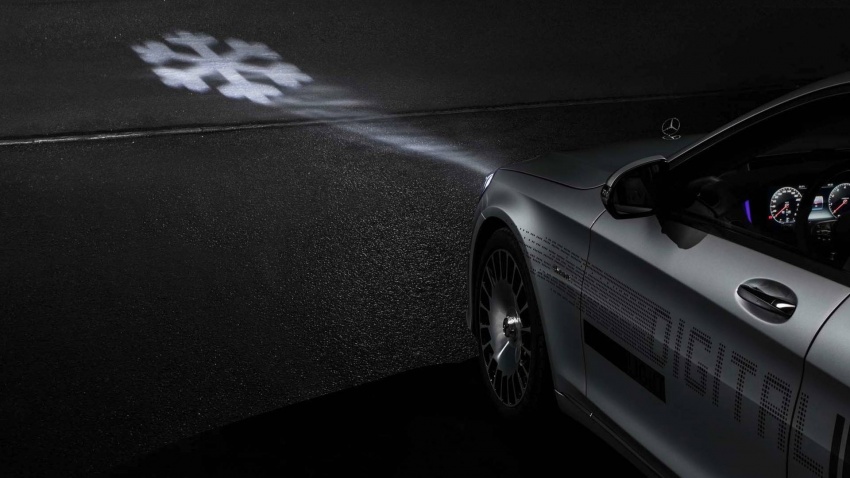 Mercedes-Maybach S-Class tampil lampu hadapan digital yang mampu memancarkan simbol pada jalan 786326