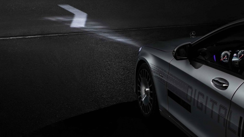 Mercedes-Maybach S-Class tampil lampu hadapan digital yang mampu memancarkan simbol pada jalan 786325