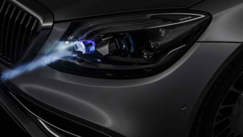 Mercedes-Maybach S-Class tampil lampu hadapan digital yang mampu memancarkan simbol pada jalan 786321