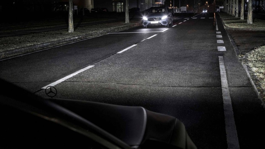 Mercedes-Maybach S-Class tampil lampu hadapan digital yang mampu memancarkan simbol pada jalan 786333
