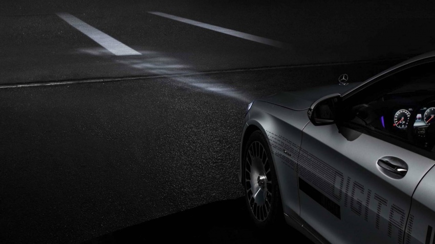 Mercedes-Maybach S-Class tampil lampu hadapan digital yang mampu memancarkan simbol pada jalan 786330