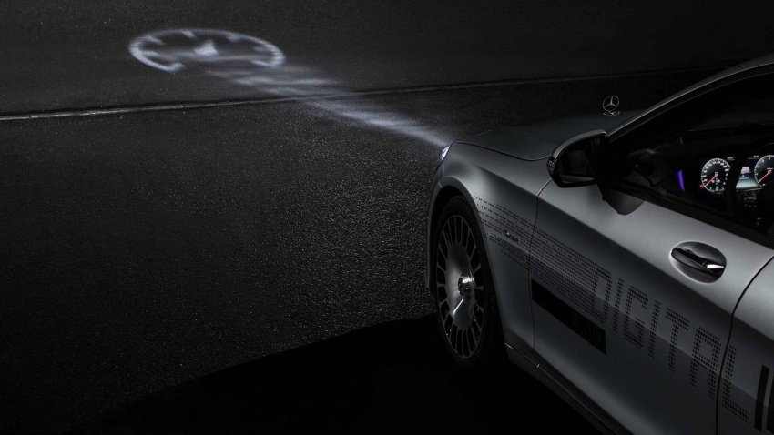 Mercedes-Maybach S-Class tampil lampu hadapan digital yang mampu memancarkan simbol pada jalan 786328